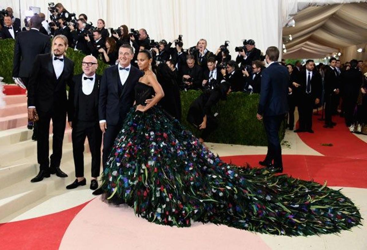 Marco Perego, Domenico Dolce, Stefano Gabbana y Zoe Saldana, de Dolce &amp; Gabbana, en la alfombra roja de la gala Met 2016.