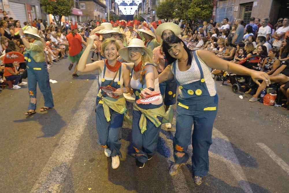 El popular desfile de la Gran Charanga en Elche reúne a más de 4.500 participantes