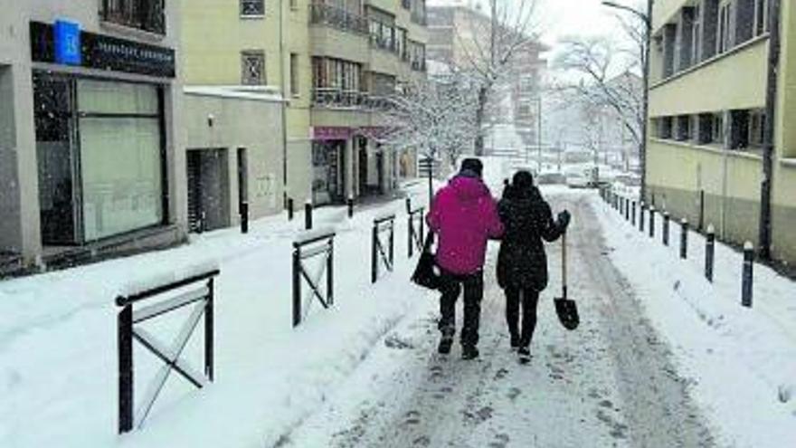 L'institut Pere Borrell, a la dreta, en un dia de neu | MIQUEL SPA