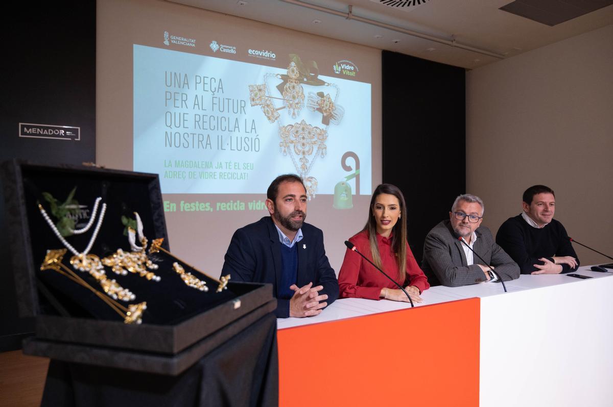 Ecovidrio lliura a Castelló un adreç de llauradora per a la reina de la Magdalena fabricat amb vidre reciclat