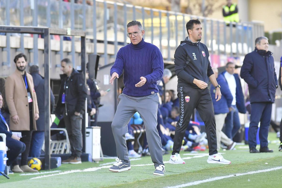 Eldense-Cádiz: El Eldense de Ponz toca fondo (1-4)