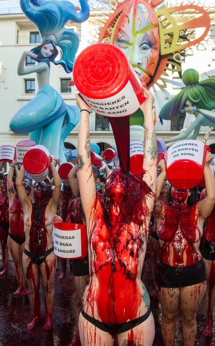 La manifestación organizada por la Asociación Animalista arrancó en la Plaza de la Estrella, finalizando en la Plaza del Ayuntamiento