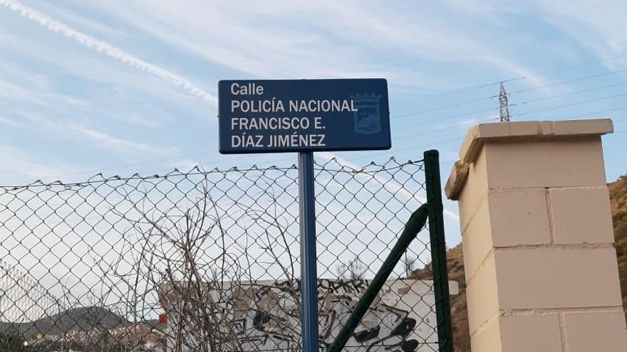 Corrigen la placa de la calle dedicada al policía nacional Francisco Díaz