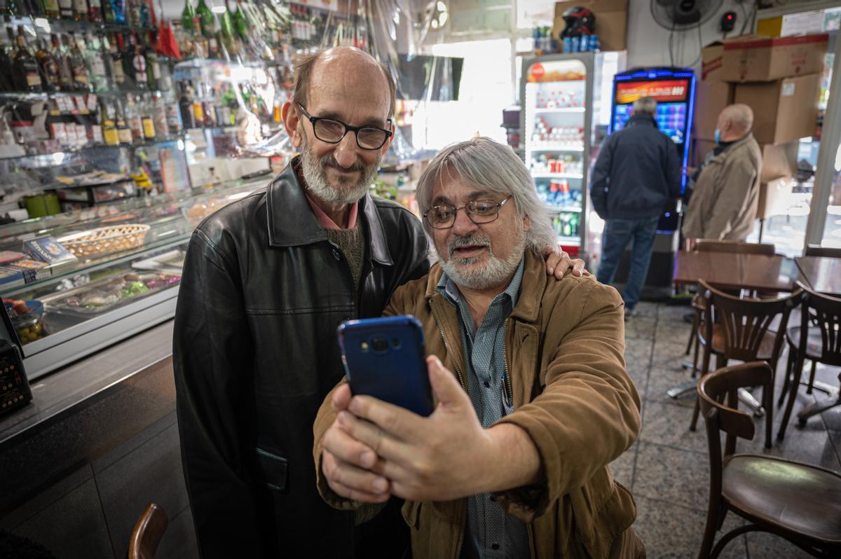 Un encuentro fortuito entre Benito Pocino y un vecino que lo reconoce.