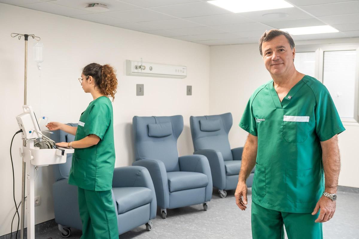 Dr. Álvaro Brotons im Voruntersuchungsraum, wo die Patienten überwacht werden.