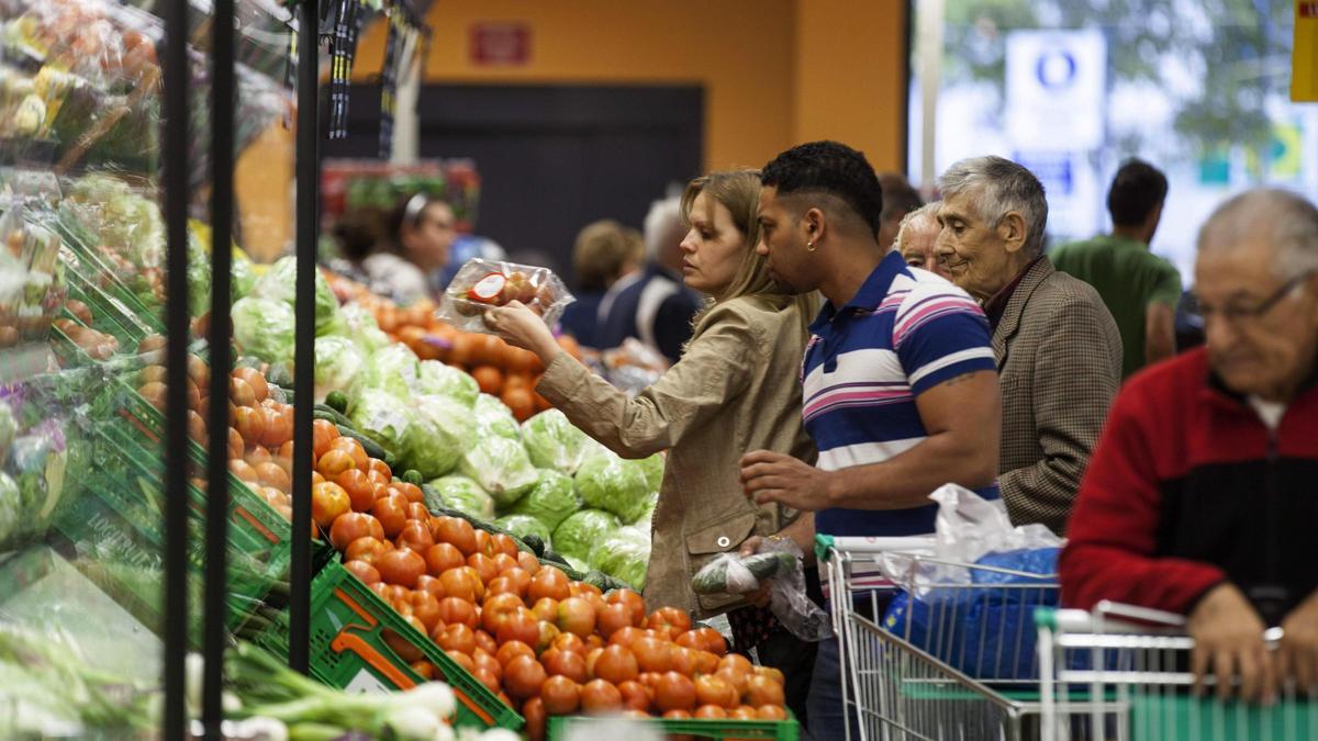 Clientes en un supermercado.