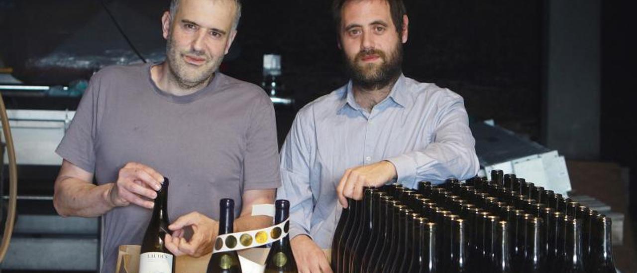 Lázaro Moreno y Raúl Álvarez, posando con el vino “Laudes” en su bodega.   | // IÑAKI OSORIO