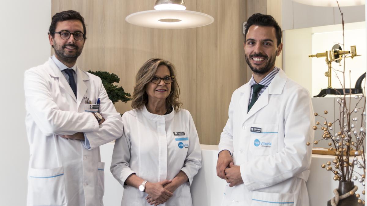 Equipo Villoria Oftalmólogos integrado por la Doctora Carmen Villoria y los doctores Daniel y Alvaro Velazquez-Villoria