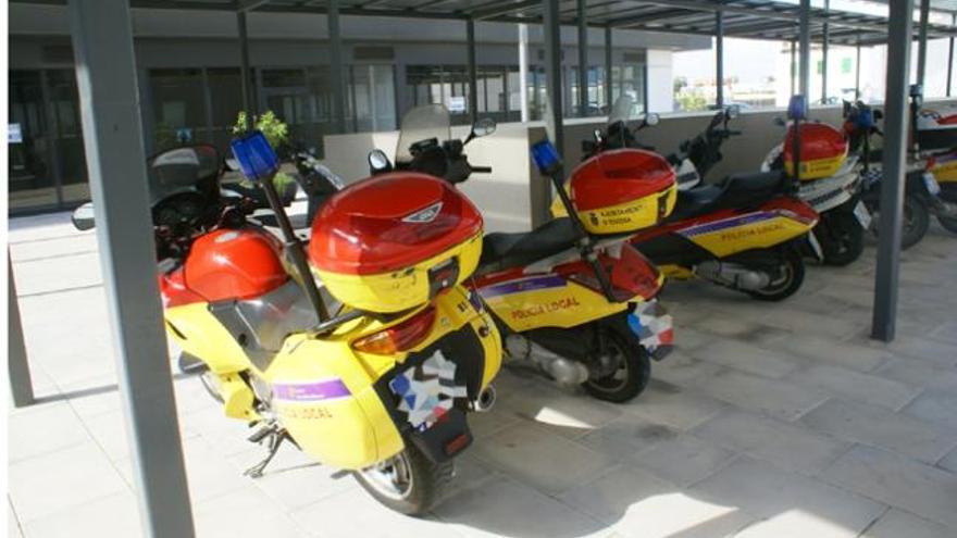 Motos de la Policía Local de Ibiza aparcadas en el edificio Cetis, enfrente del retén.