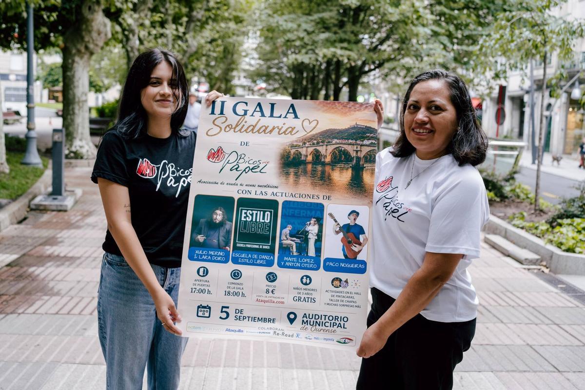 Natalia Varona, voluntaria, y Beatriz González, vocal de la asociación, con el cartel de la gala.