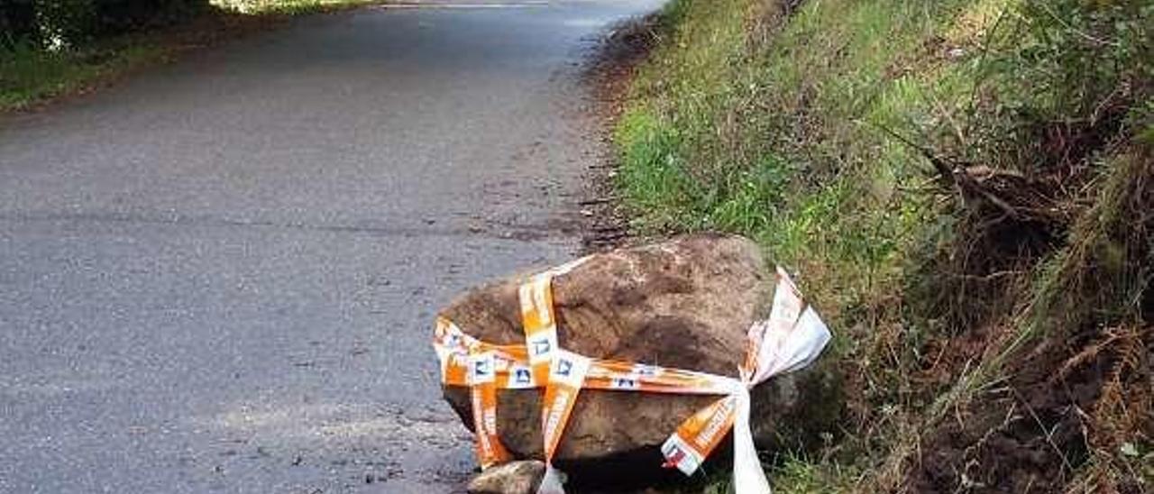 Una piedra señalizada
Mucho tenía que pesar esta piedra desprendida del talud sobre la calzada de la carretera de San Cosme. Y es que los efectivos de Protección Civil no pudieron moverla y optaron por acordonarla.
D.G.P.