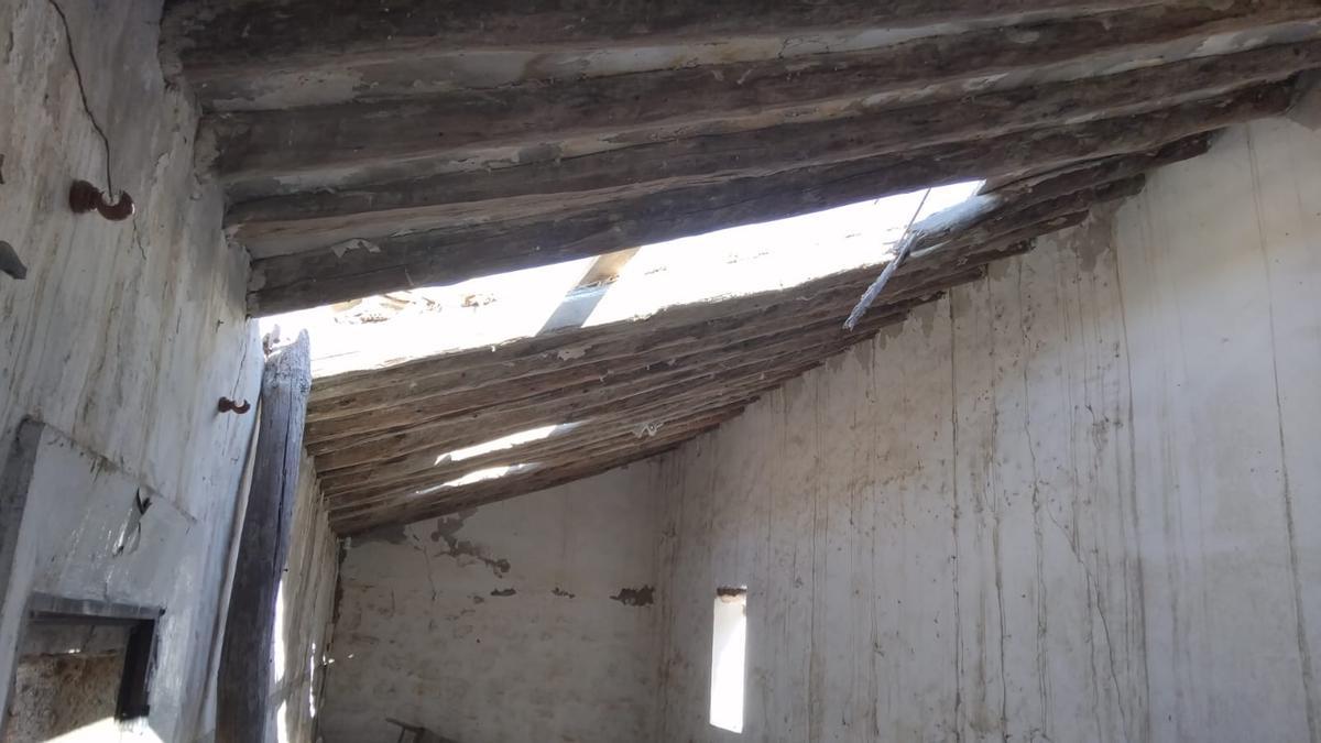 Derrumbado un trozo del tejado de la vivienda de Yaiza.
