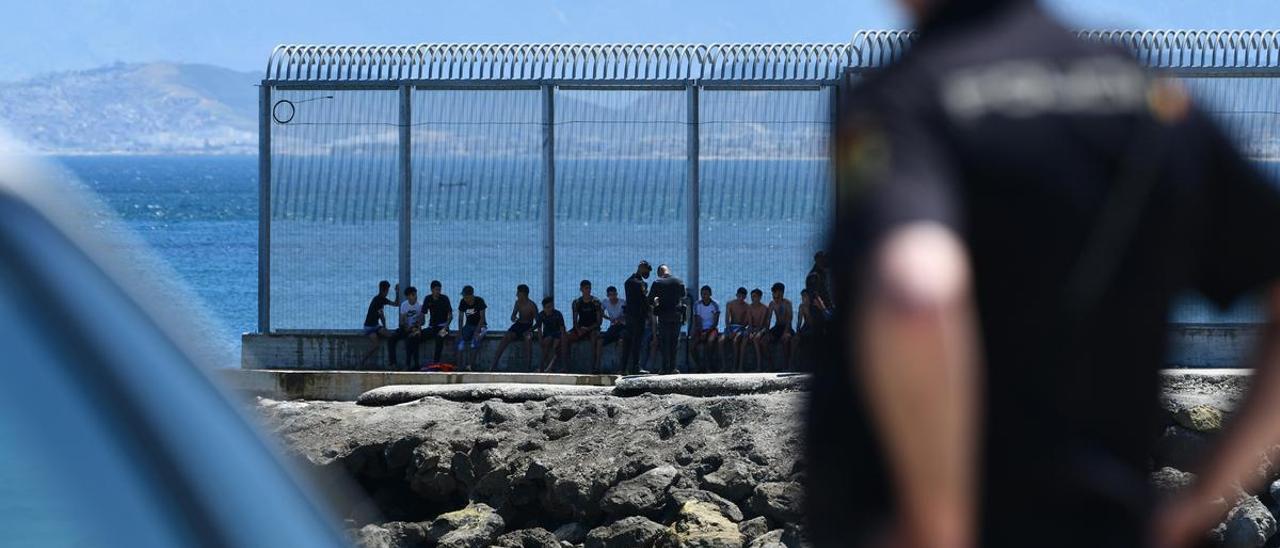Un grupo de migrantes marroquíes en las inmediaciones de la valla de Ceuta, a 17 de mayo de 2021.