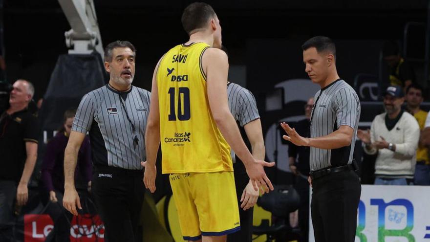 Salvó pide explicaciones a los árbitros en el derbi del domingo en La Laguna. | | LOF