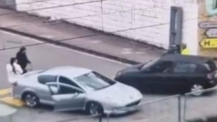 VÍDEO: Así fue el tiroteo en La Felguera: el agresor disparó desde la puerta de su coche a la barriga del herido