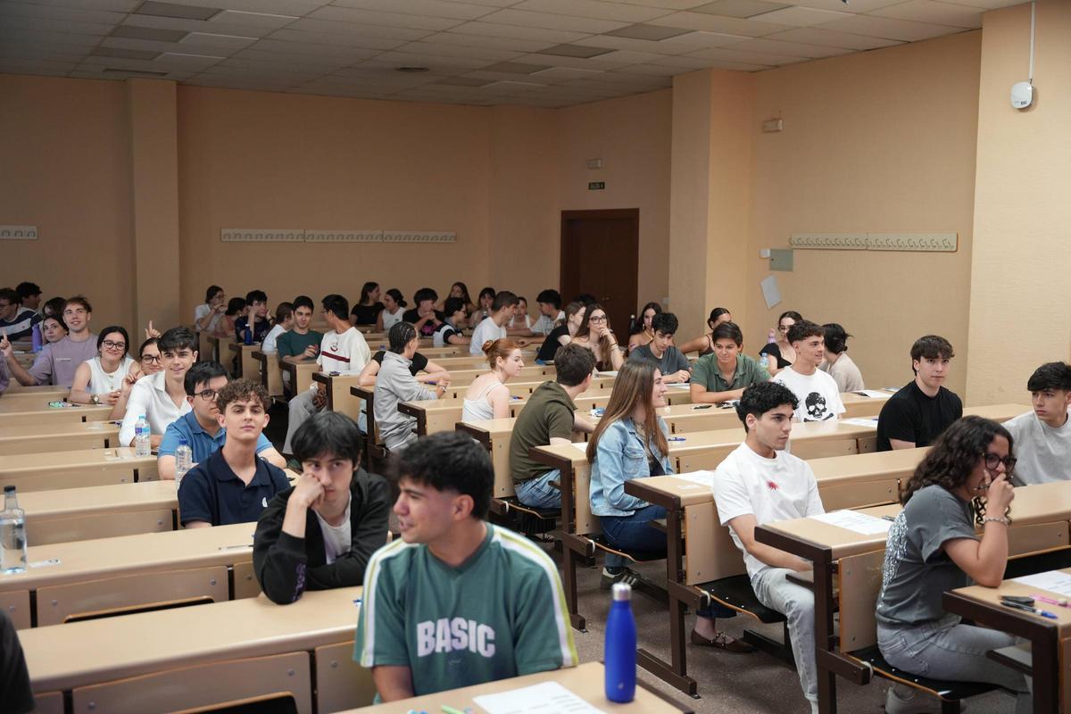 Alumnos en el aula de la Facultad de Ciencias Económicas y Empresariales.