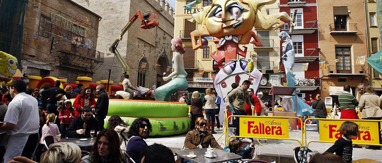 La producción televisiva se ambientará en las Fallas de València, por ello, rodará en la plaza Doctor Collado.  | MARGA FERRER