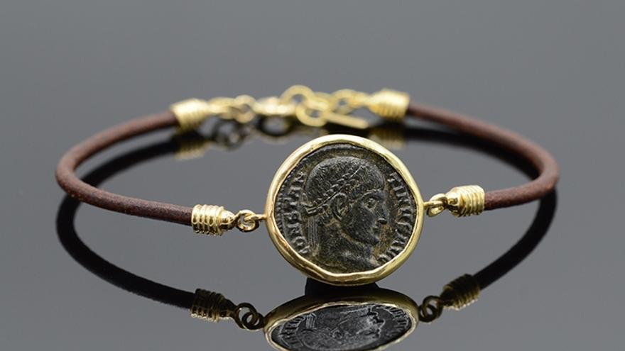 Pulsera con moneda romana antigua, una pieza única de la Colección Antiques.