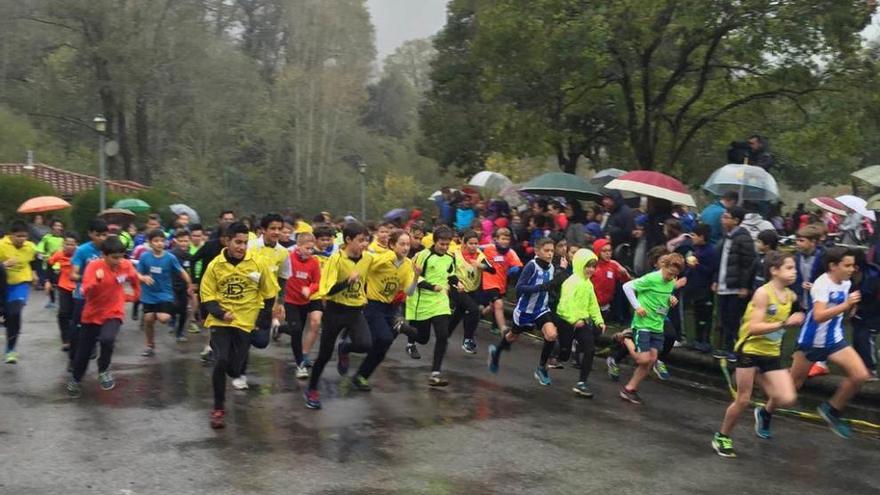 El cross escolar de La Cueva bate récords con 800 participantes