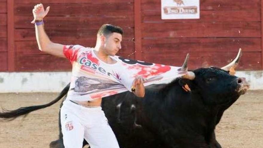 El novillo engancha la camiseta antes de cornear a Garci.