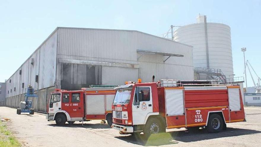 Las dotaciones de Bomberos ante la nave en cuyo interior ardió una máquina excavadora.