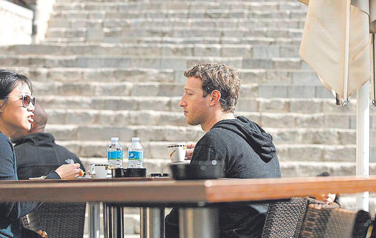 Mark Zuckerberg a la terrassa del The River.