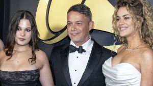 Gala Person of the year 2024. El cantante Alejandro Sanz posa con su hija Manuela (i) y su pareja Candela Márquez, actriz. Miami Beach (United States), 14/11/2024.- Singer Alejandro Sanz (C), his wife Candela (R) and their daughter Manuela, pose on the red carpet at the Latin Grammy Person of the Year event at the Miami Beach Convention Center in Miami Beach, Florida, USA, 13 November 2024 (issued 14 November 2024). EFE/EPA/CRISTOBAL HERRERA-ULASHKEVICH