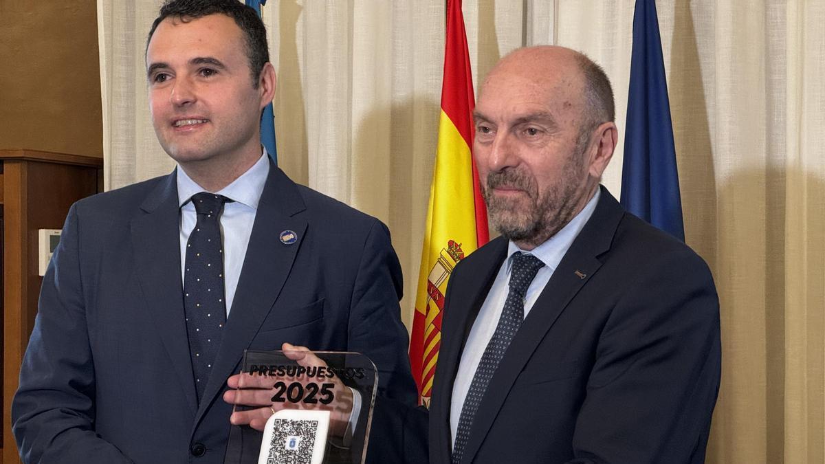 Guillermo Peláez entrega los presupuestos de 2025 a Juan Cofiño, el 29 de noviembre de 2024