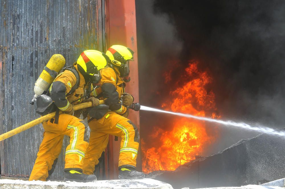 El fuego arrasa una nave con caucho en Crevillent