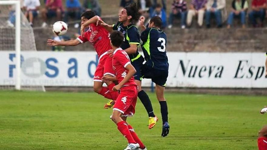 Una acción del partido entre el Marino y el Sporting B en Miramar.