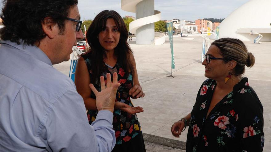 Carlos Cuadros, Mar Álvarez y la edil de Festejos, Sara Retuerto, en la plaza del Niemeyer