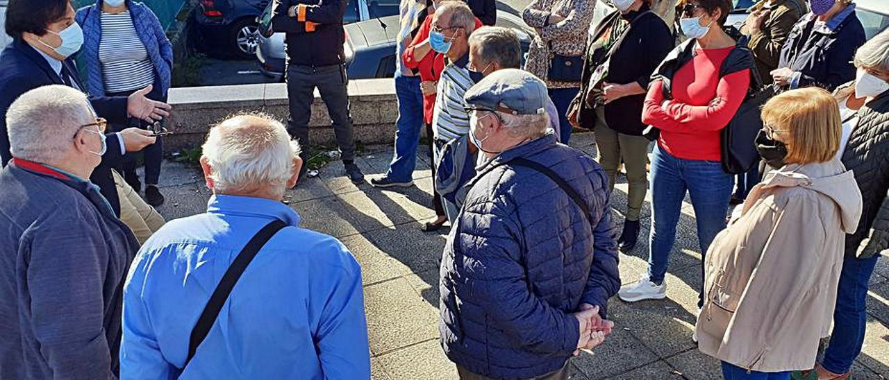 Parte de los trabajadores demandantes junto a su abogado. | // M. G. B.
