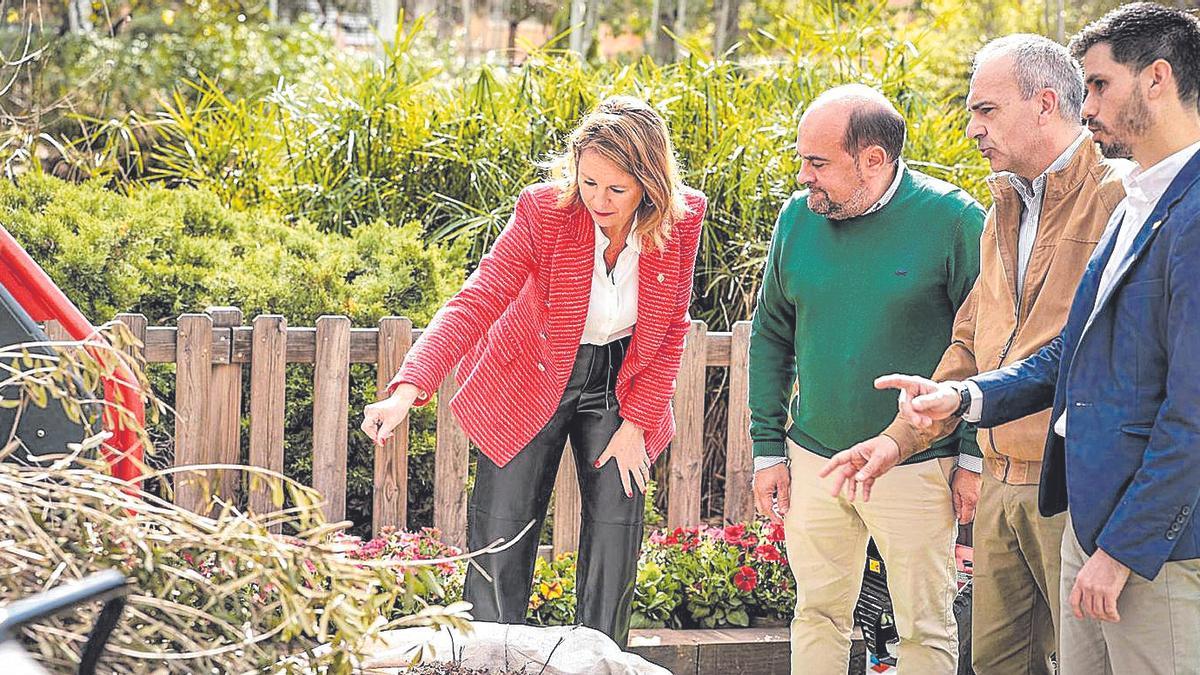 La alcaldesa, Begoña Carrasco, supervisando el mantenimiento de una zona ajardinada de la ciudad.