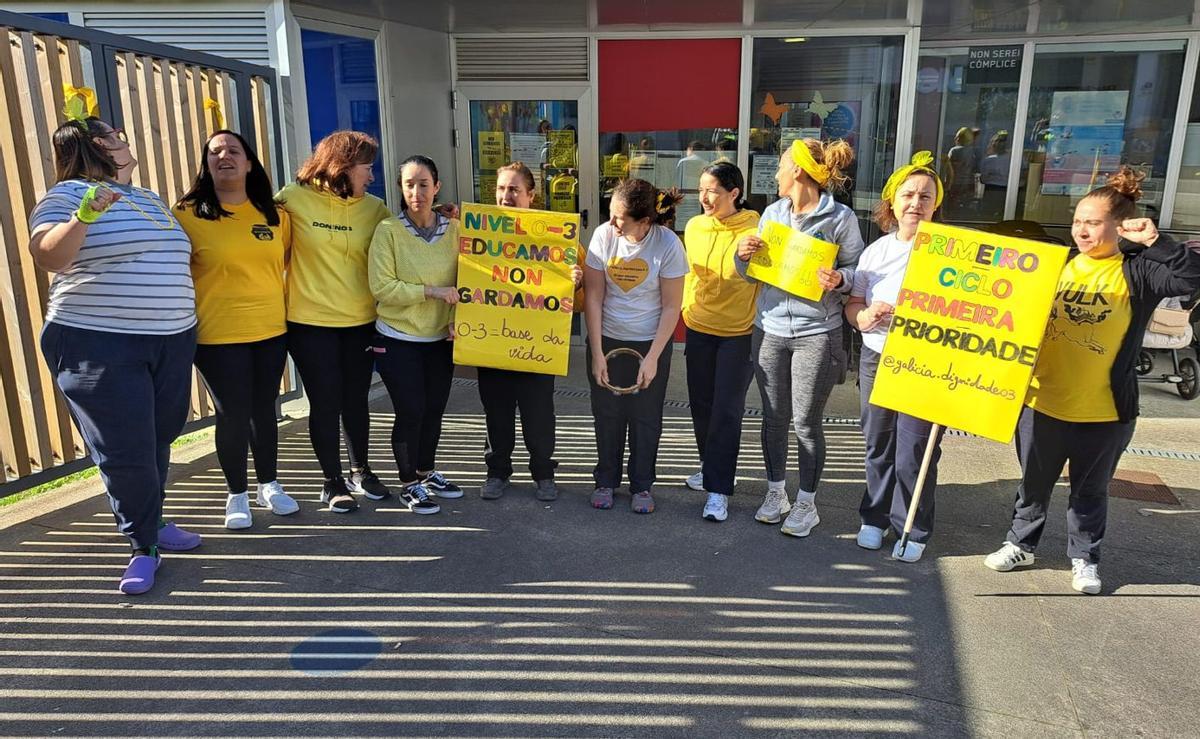 La protesta de las trabajadoras de la Escuela Infantil A Parda durante la jornada de ayer | RAFA VÁZQUEZ