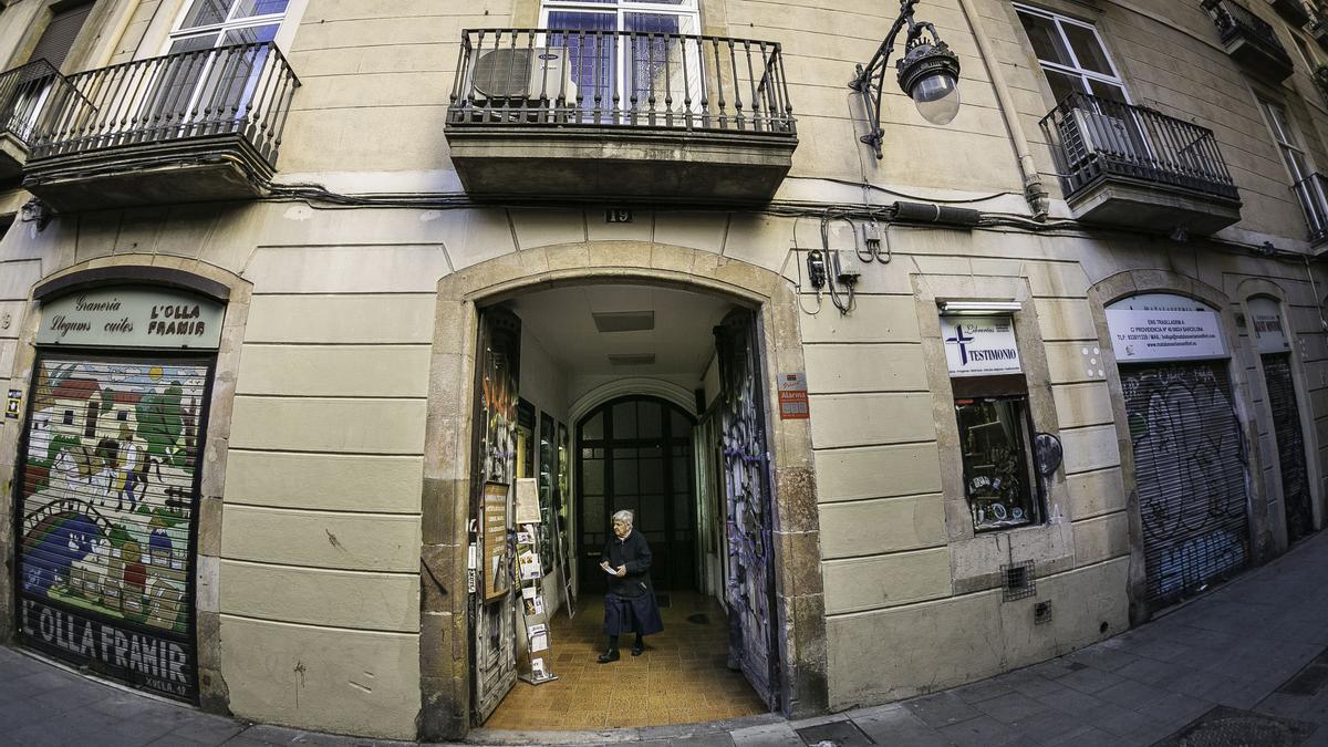 edificio de la calle Xuclà 19, donde viven unas monjas que van a ser desahuciadas.