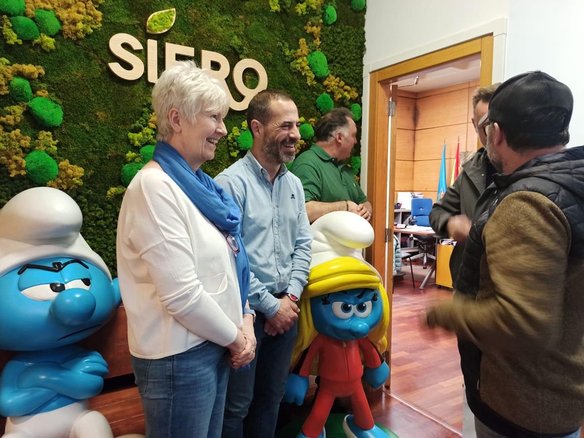 Pitufos y autoridades durante la firma del convenio de Siero con los ODS. | Sara Arias