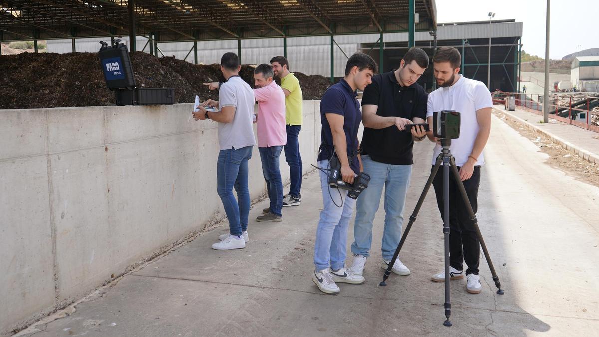 Investigadores de la UPCT en las instalaciones del vertedero municipal