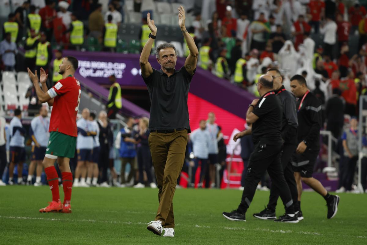 Luis Enrique agradece a la hinchada española su apoyo en el estadio Ciudad de la Educación.