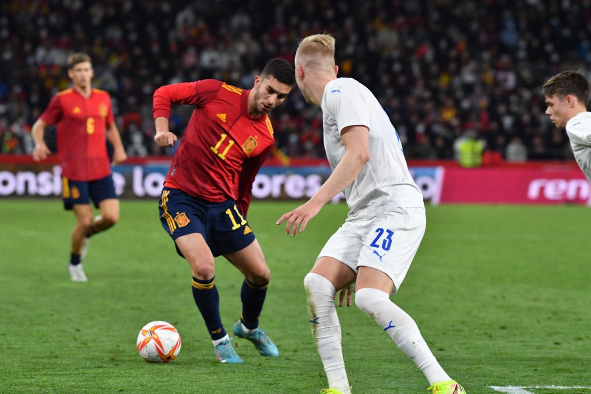 España golea a Islandia (5-0) en A Coruña con Riazor repleto