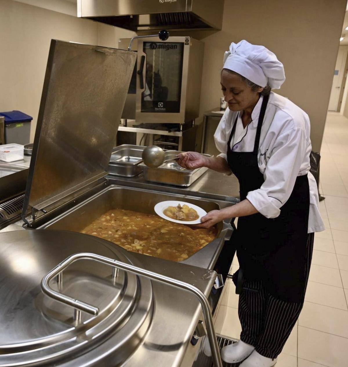 Una de las cocineras de la residencia de mayores A Eiriña de Pontevedra. 2 diciembre 2025. Rafa Vázquez