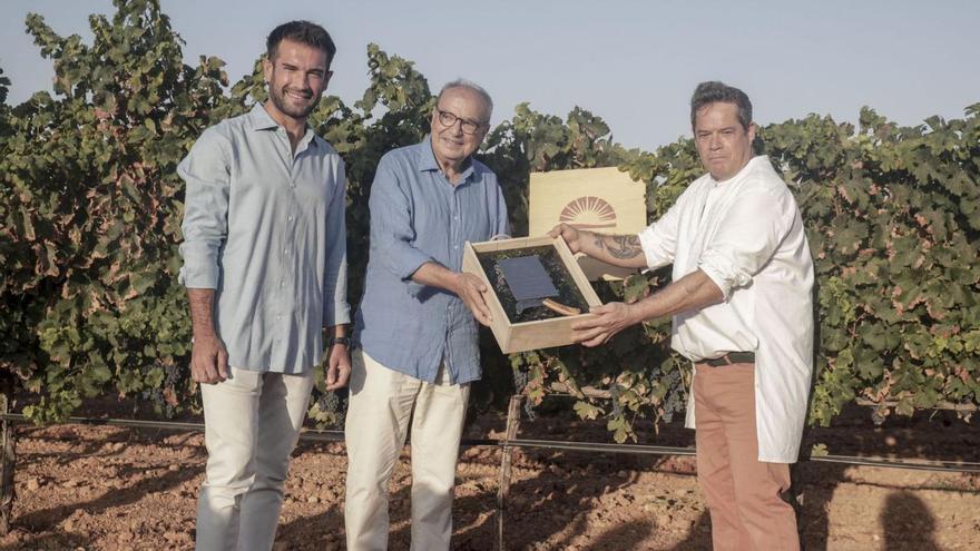 Éric Jareño y Antoni Bennàssar entregan el reconocimiento a Jorge Sanz.