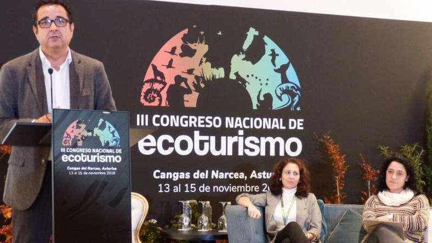 Por la izquierda, Julio González Zapico; Ana Llano, presidenta de la asociación de turismo rural &quot;Fuentes del Narcea&quot;, y Begoña Cueto, ayer, durante la clausura del Congreso.