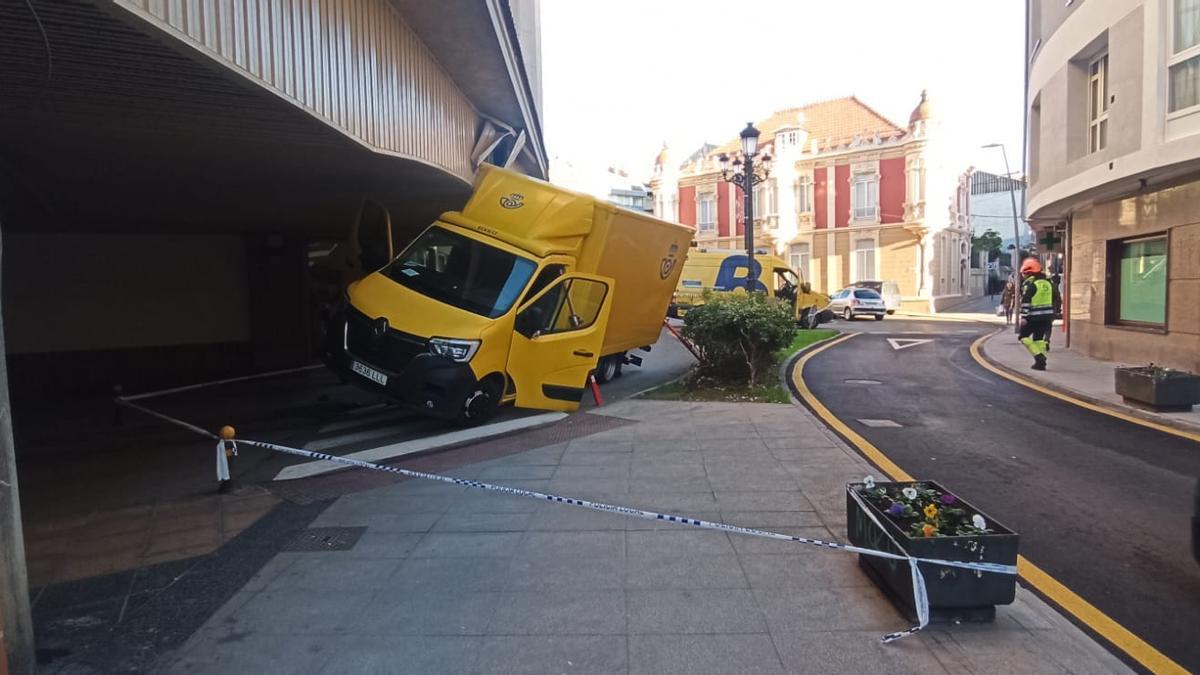 Queda atascado en Luanco con una camioneta de reparto de Correos