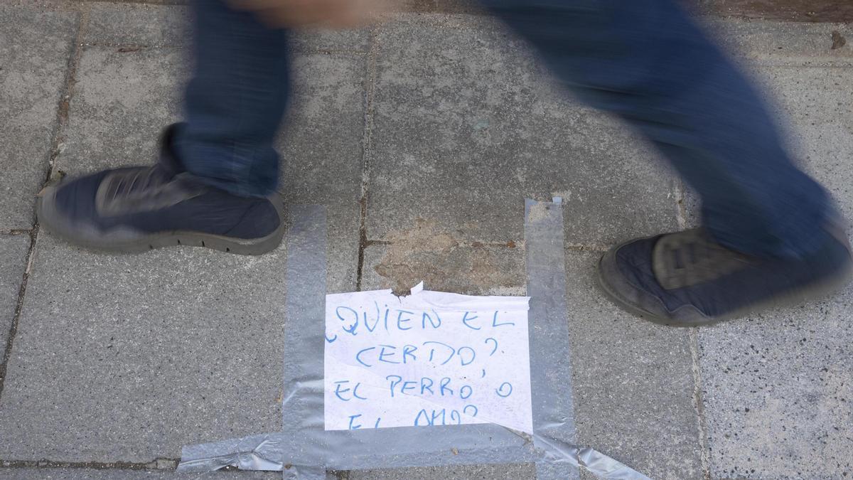 Cartel contra los que dejan las cacas de perro por los suelos, en Sarrià