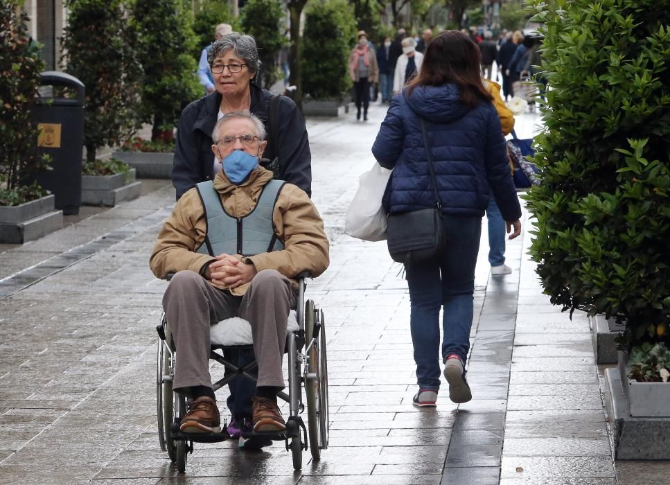 Los mayores de 70 y las personas dependientes de Vigo aprovecharon este sábado el primer día para salir a la calle durante la desescalada de medidas del coronavirus.