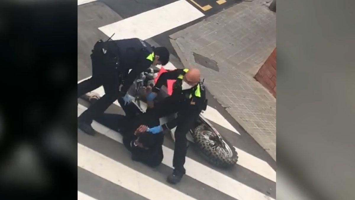 Un joven amenaza a un policía antes de ser detenido en Castellar del Vallès