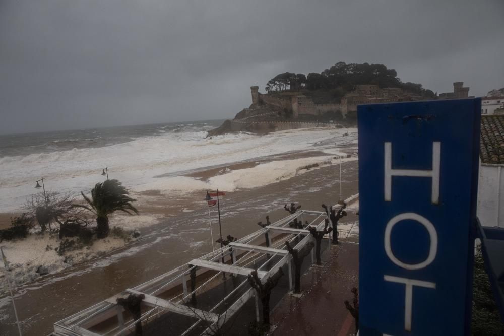 El temporal omple d'escuma de mar carrers de Tossa de Mar