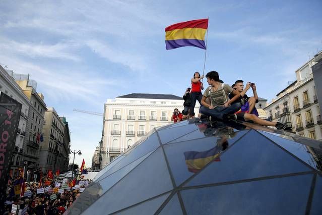 La gente sale a la calle para reivindicar la República