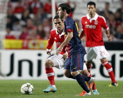 Lionel Messi controla el balón frente a Bruno Cesar