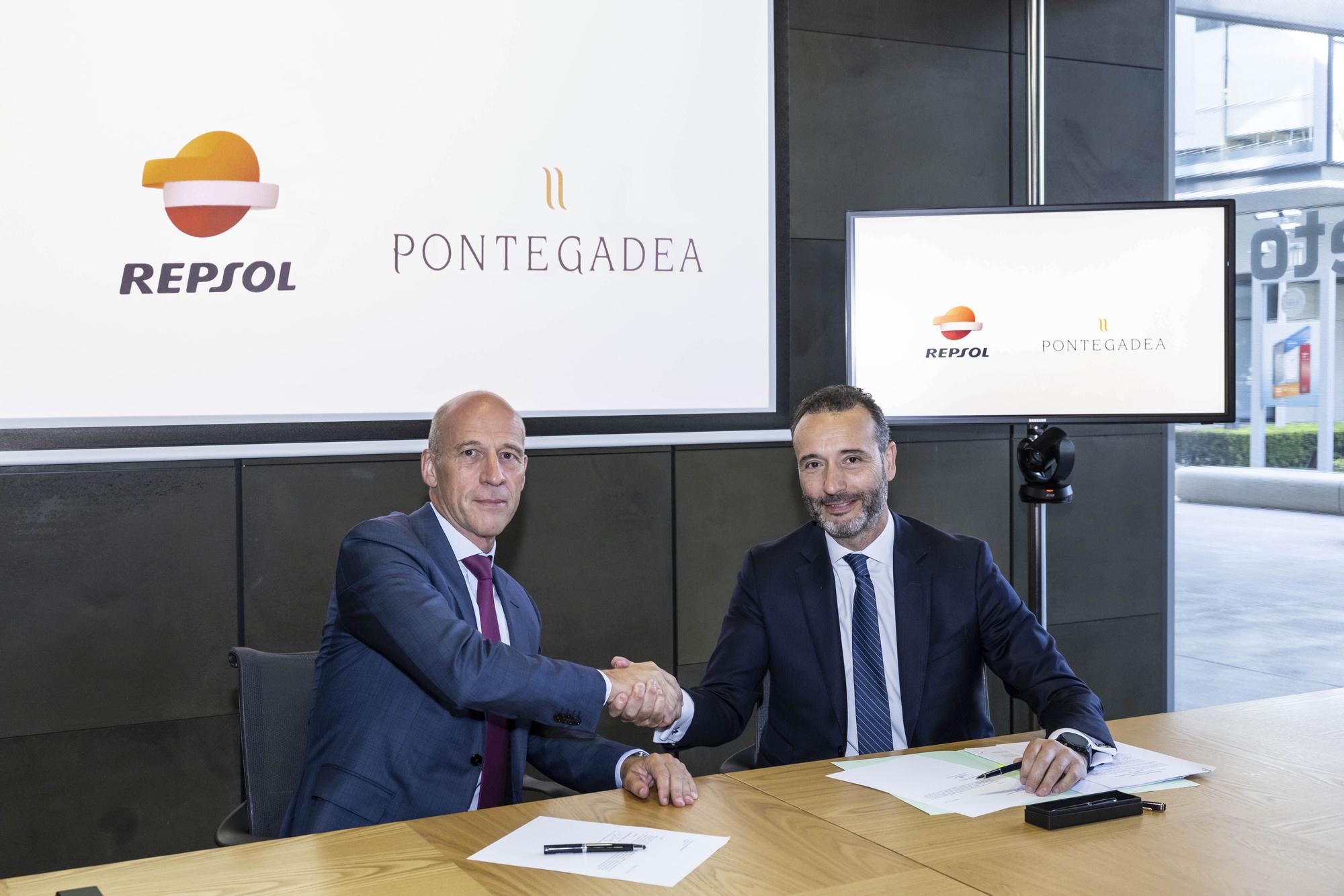 El Director Ejecutivo de Generación Baja en Carbono de Repsol, João Costeira, junto al Consejero Delegado de Pontegadea, Roberto Cibeira, en la firma del acuerdo.